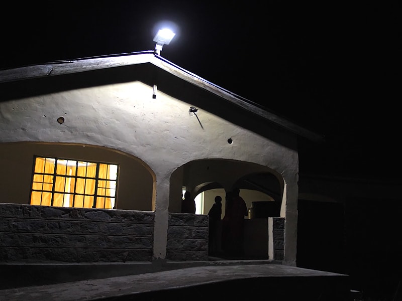 写真：夜間、あかりの灯る診療所の外観